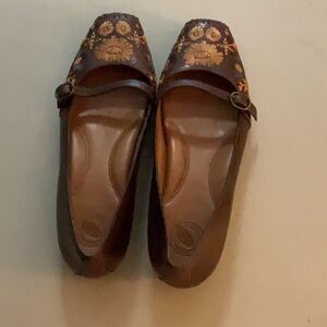 EUC woman’s nurture shoes